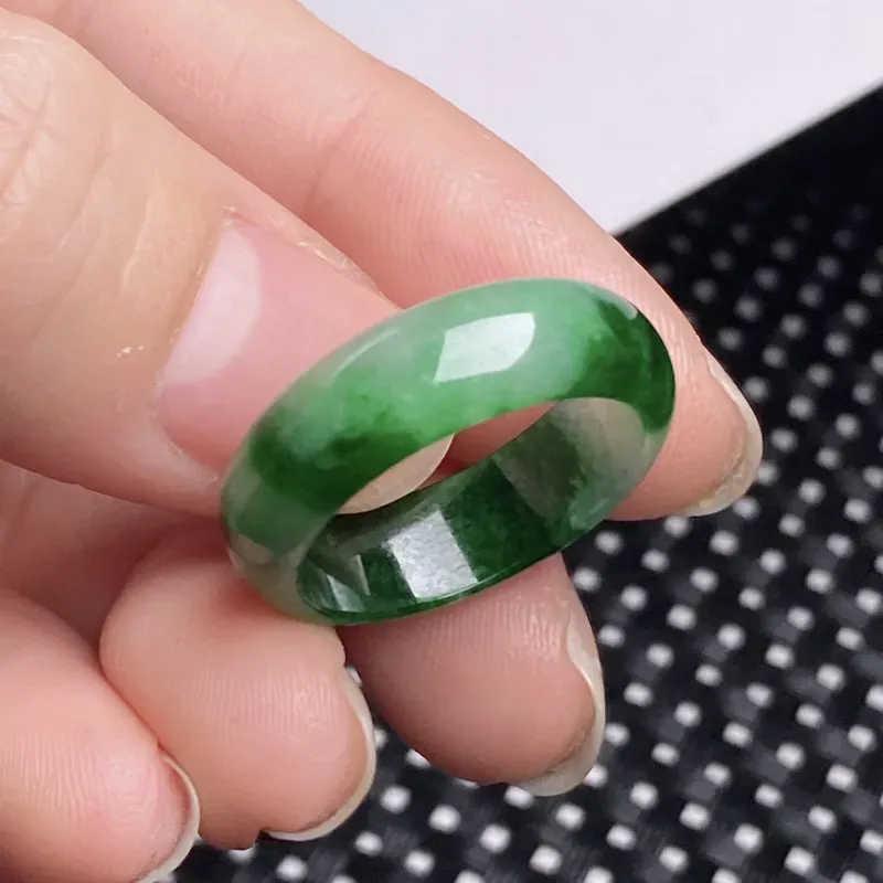 飘绿戒指 雕工精细 飘色漂亮 上手高贵气质 商品尺寸指圈17.7mm宽6.5mm厚3mm