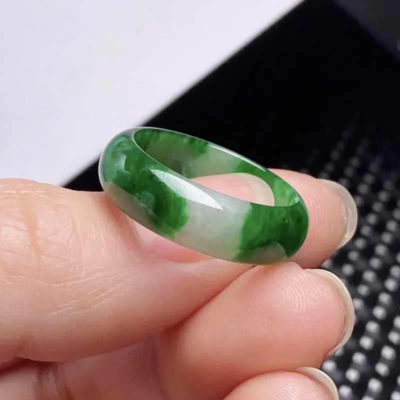 飘绿戒指 雕工精细 飘色漂亮 上手高贵气质 商品尺寸指圈17.7mm宽6.5mm厚3mm