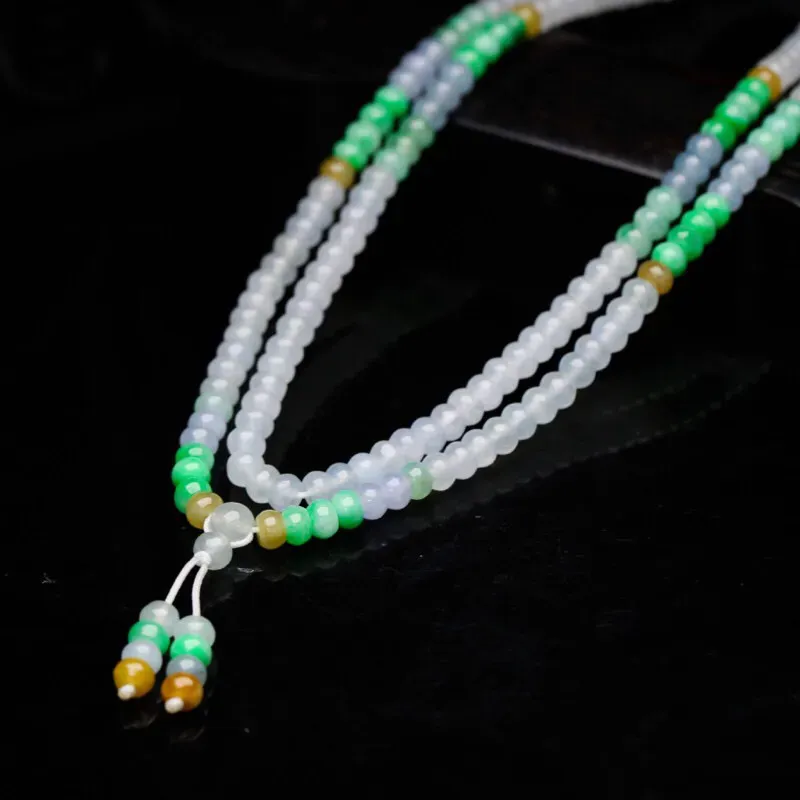 多彩翡翠珠链，共101颗珠子，取其中一颗珠尺寸大约5.6*3.4mm，莹润光泽，清秀高雅，佩戴效果高贵漂亮！