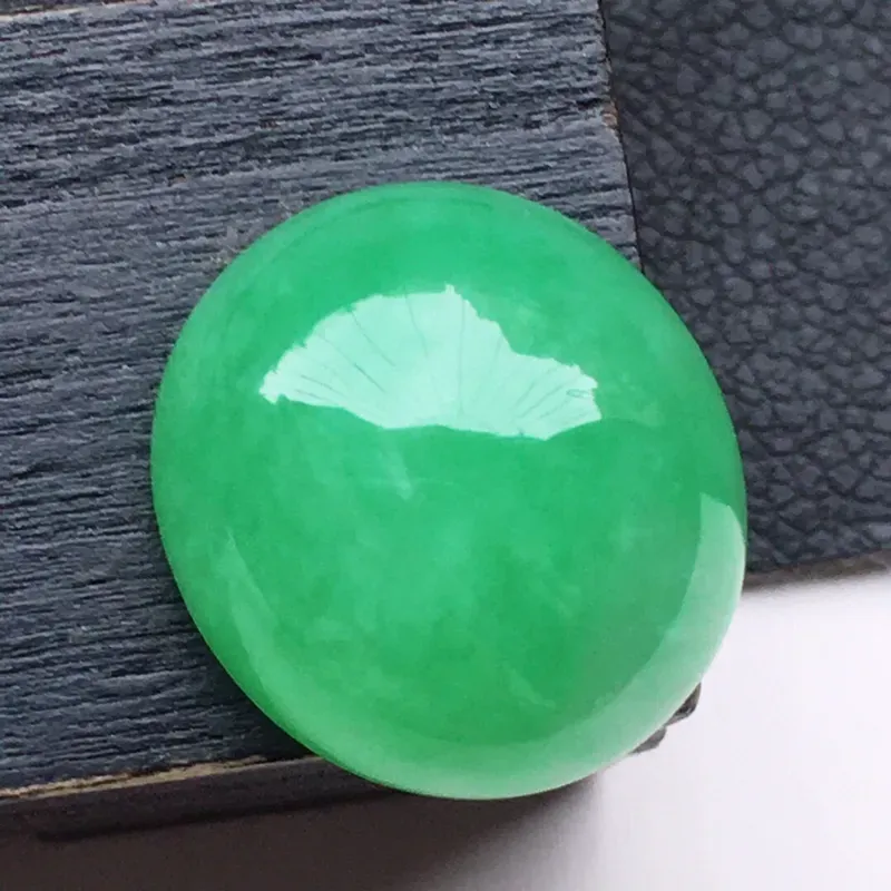 戒面裸石，翡翠带绿蛋面，玉质莹润，佩戴佳品，尺寸：13.9*12.6*6.7mm，重2.05克