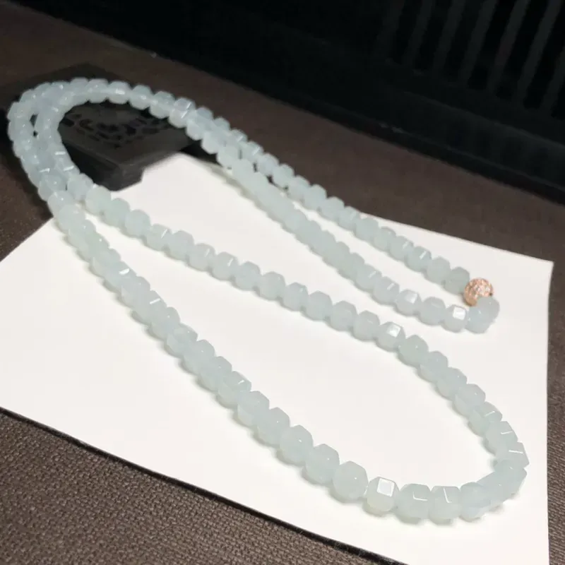 糯化种菱形珠翡翠珠链项链、108颗、直径6.2毫米、质地细腻、水润光泽、隔珠是装饰品、A267BN