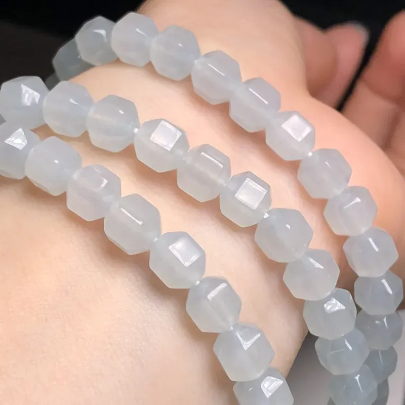 糯化种菱形珠翡翠珠链项链、108颗、直径6.2毫米、质地细腻、水润光泽、隔珠是装饰品、A267BN