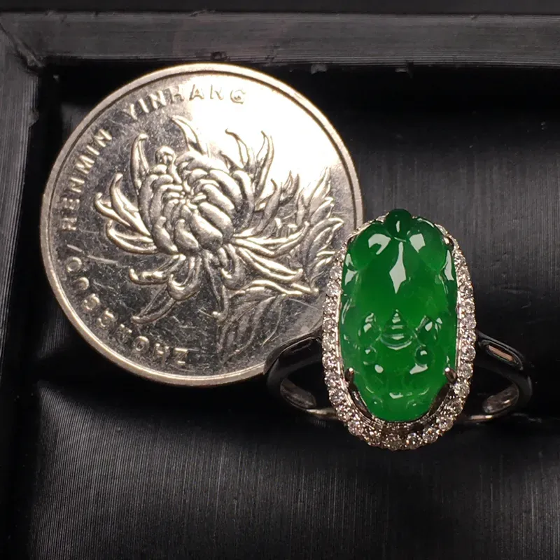 满绿貔貅翡翠戒指，水润，色泽鲜艳，款式精美，饱满圆润，裸石尺寸：14-7.6-3.5整体尺寸：16.5-10-8.3