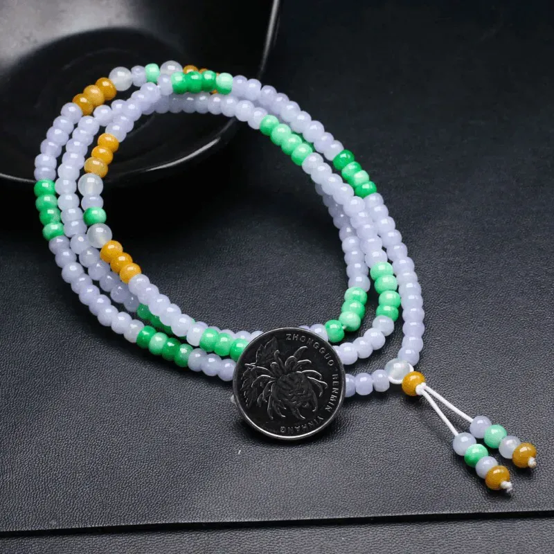 三彩翡翠珠链，共201颗珠子，取其中一颗珠尺寸大约5.5*3.8mm，实物漂亮，玉质莹润，清秀高雅，佩戴效果高贵大方。