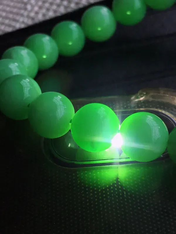 天然缅甸老坑翡翠A货绿色佛珠圆珠子项链，料子细腻柔洁，尺寸珠子取一7.5mm，总数108颗，重量105.00g。