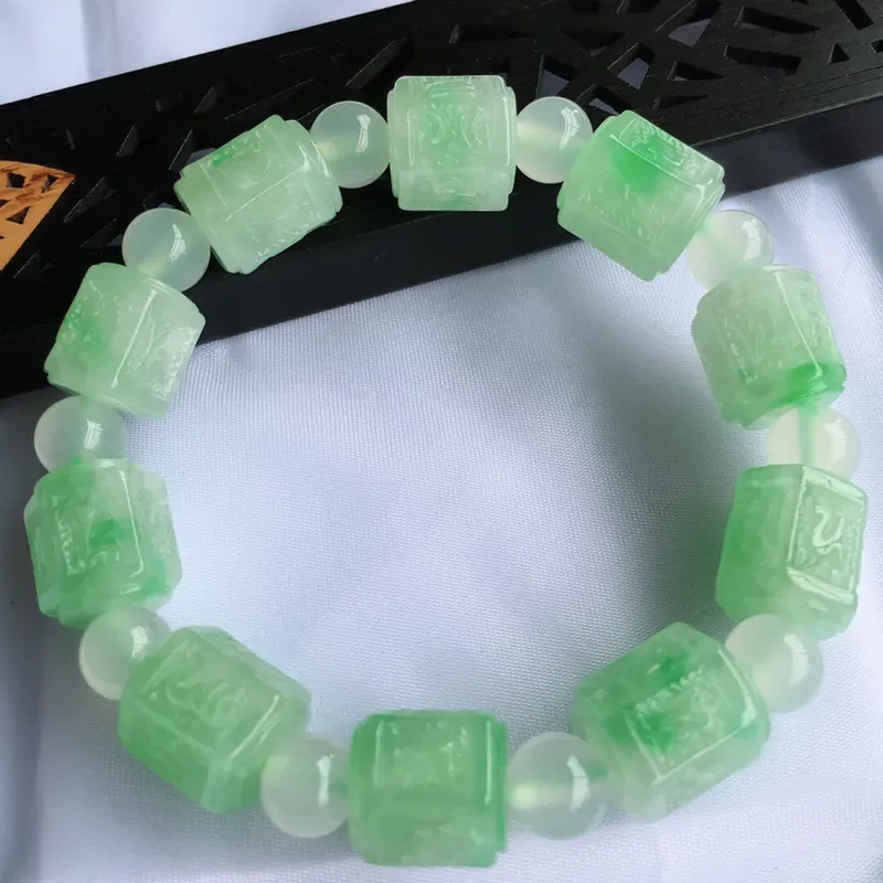 天然缅甸老坑翡翠A货飘绿浮雕手链，料子细腻柔洁，尺寸13/11.5mm，重量45.39g，隔珠为普通装饰珠。
