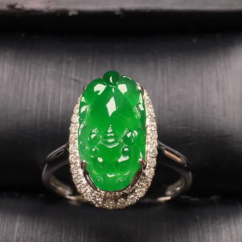 满绿貔貅翡翠戒指，水润，色泽鲜艳，款式精美，饱满圆润，裸石尺寸：14-7.6-3.5整体尺寸：16.5-10-8.3