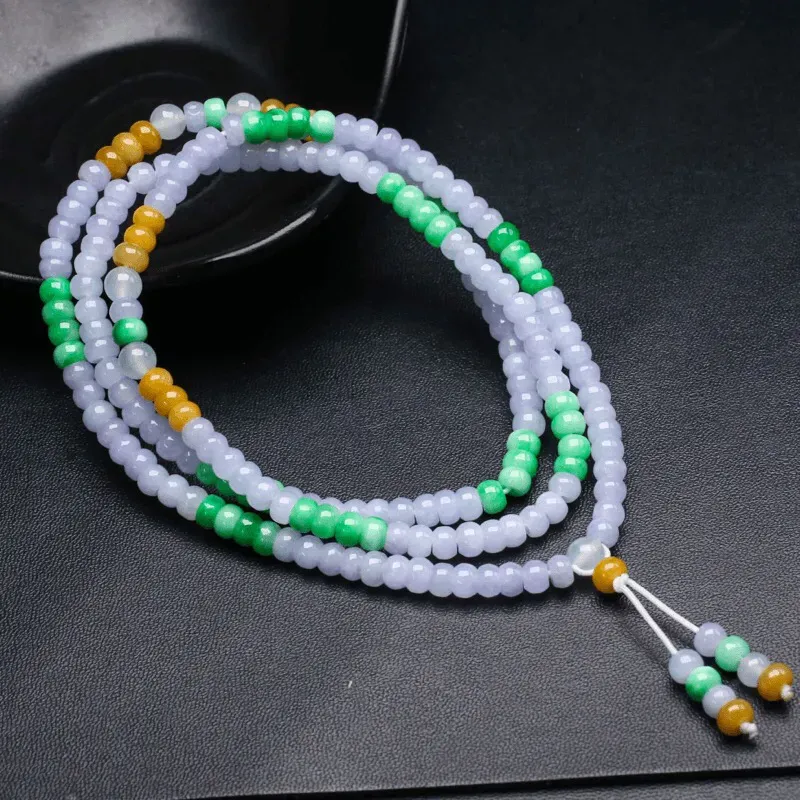 三彩翡翠珠链，共201颗珠子，取其中一颗珠尺寸大约5.5*3.8mm，实物漂亮，玉质莹润，清秀高雅，佩戴效果高贵大方。