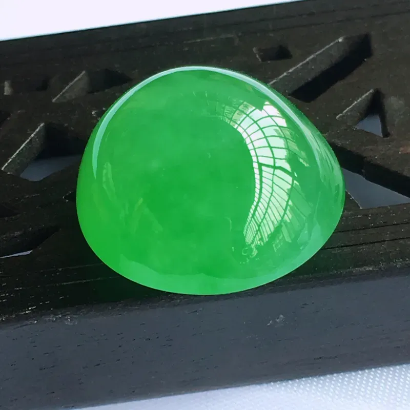 天然‮甸缅‬翡翠A货阳绿色蛋面裸石，料子‮腻细‬柔洁，可镶嵌戒指，吊坠，尺寸21.5/18.7/11.2mm。重量7.25g。