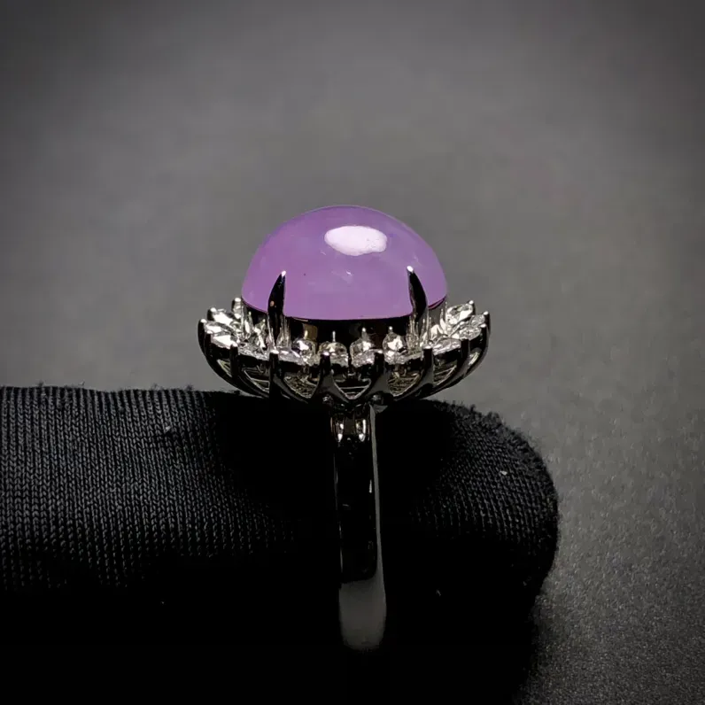 紫罗兰精品戒指，
裸石12.8-12.5-7.5mm，
现12.5#，8.55g，
18K金伴天然钻石镶嵌，