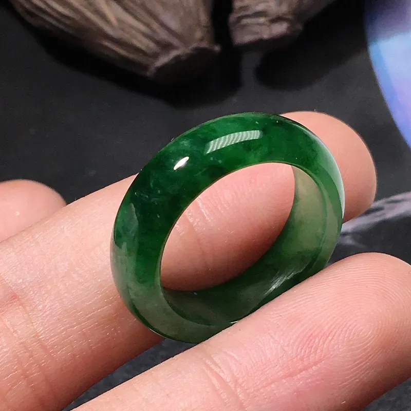 严选推荐老坑高糯冰种翠绿色戒指圈，老坑种水，颜色浓郁，冰感十足，起强玻璃光泽。高性价比，值得入手。戒指内径：17.1毫米。