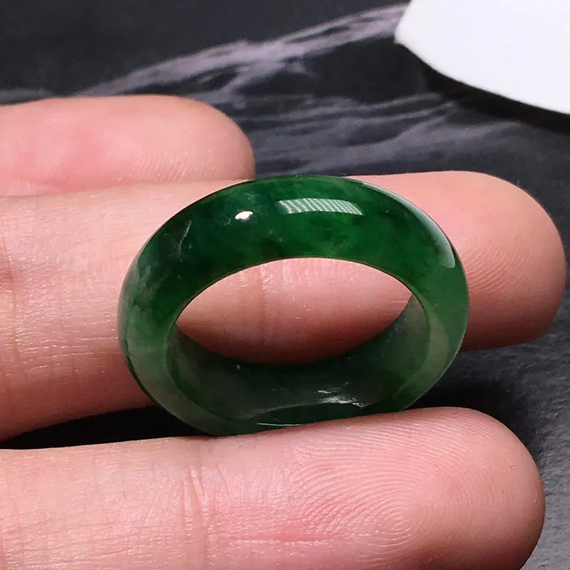 严选推荐老坑高糯冰种翠绿色戒指圈，老坑种水，颜色浓郁，冰感十足，起强玻璃光泽。高性价比，值得入手。戒指内径：17.1毫米。