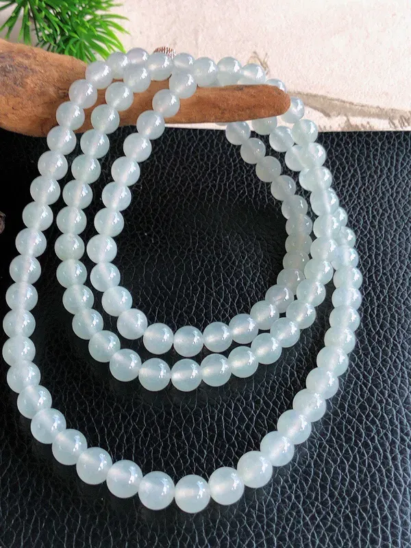 天然缅甸老坑翡翠A货圆珠子项链 ，料子细腻柔洁， 尺寸 珠子直径7mm ，珠子总数108颗，重量64.58g 。