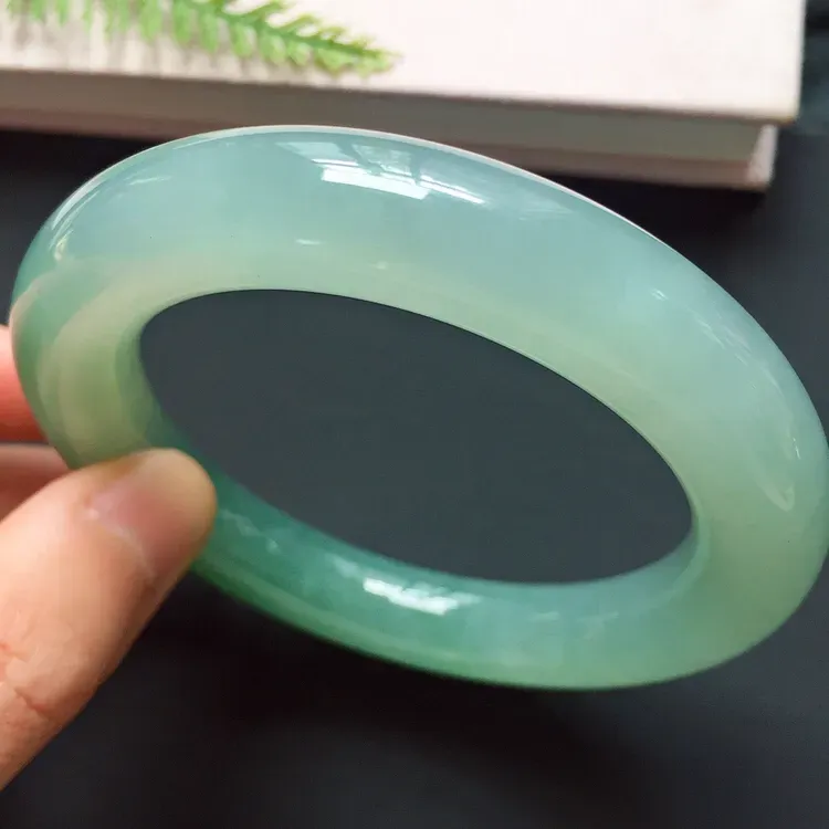 圆条55.5mm，冰种晴绿手镯，冰润起胶，色泽浓郁，韵味独特