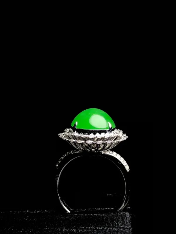 辣绿蛋面戒指，
裸石13-11.6-5mm，
8g，14#，
18K金伴天然钻石镶嵌，