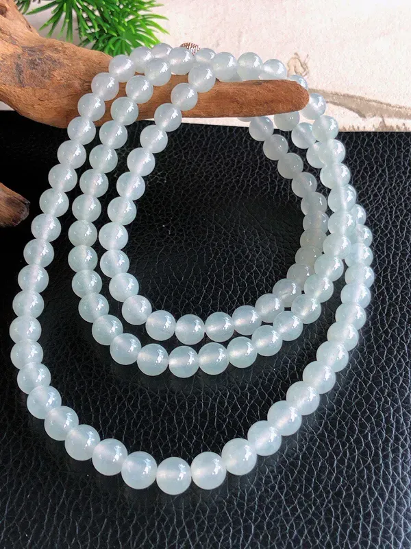 天然缅甸老坑翡翠A货圆珠子项链 ，料子细腻柔洁， 尺寸 珠子直径7mm ，珠子总数108颗，重量64.58g 。