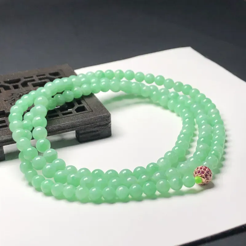 糯种果绿翡翠珠链项链，140颗，直径4.5毫米，质地细腻，水润光泽，隔珠是装饰品，A083ACM