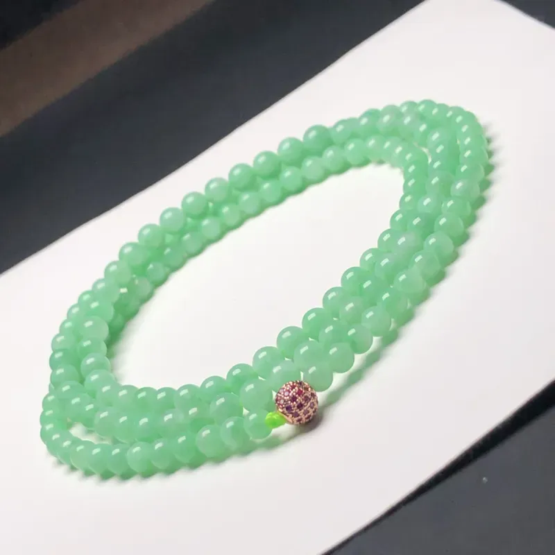 糯种果绿翡翠珠链项链，140颗，直径4.5毫米，质地细腻，水润光泽，隔珠是装饰品，A083ACM
