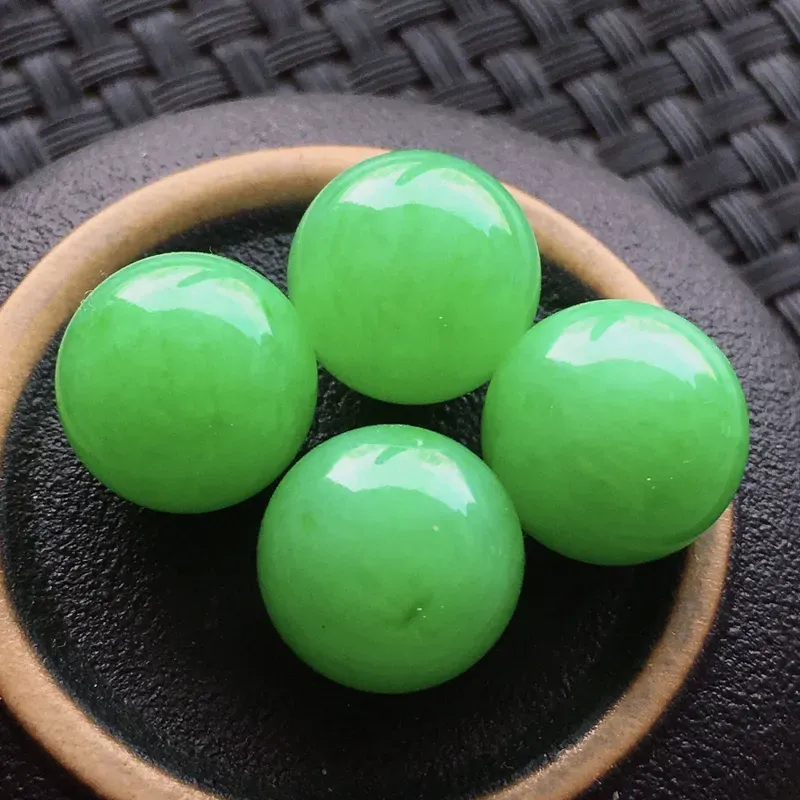 #自然光实拍# 满绿圆珠4个无孔 玉质细腻，种老起胶，种水好。尺寸:12毫米，11.6毫米