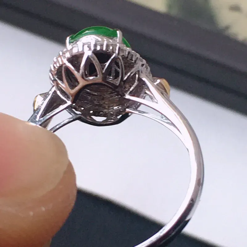 精品翡翠18k镶嵌伴钻戒指，玉质莹润，佩戴效果更美，尺寸：内径：17.6MM，裸石尺寸：8.7*6.8*3.4MM，整体货品质量：2.6g