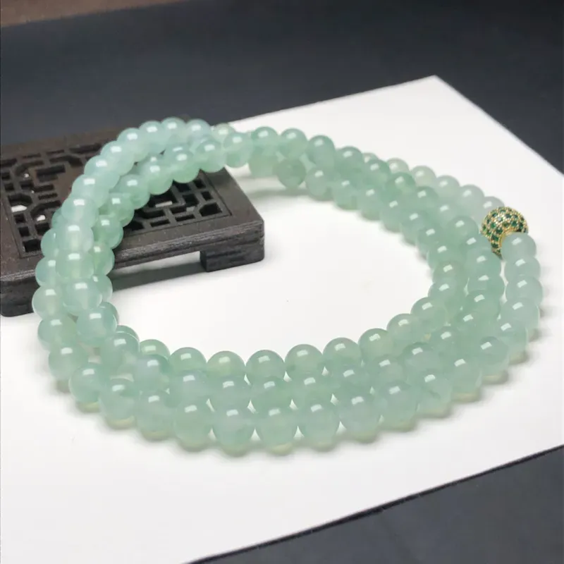 糯化种晴底翡翠珠链项链，108颗，直径6.8毫米，质地细腻，水润光泽，隔珠是装饰品，A081FHM