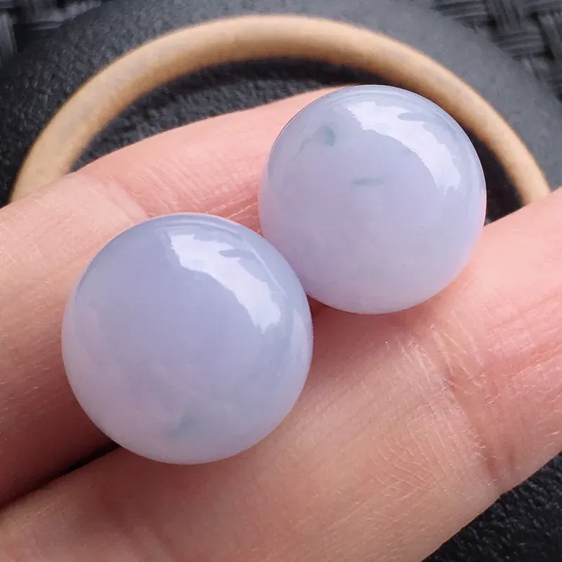 #自然光实拍# 紫罗兰圆珠2个无孔 玉质细腻，种老起胶，种水好。尺寸:13毫米，12.6毫米