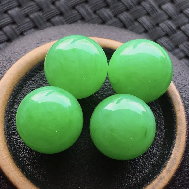 #自然光实拍# 满绿圆珠4个无孔 玉质细腻，种老起胶，种水好。尺寸:12毫米，11.6毫米