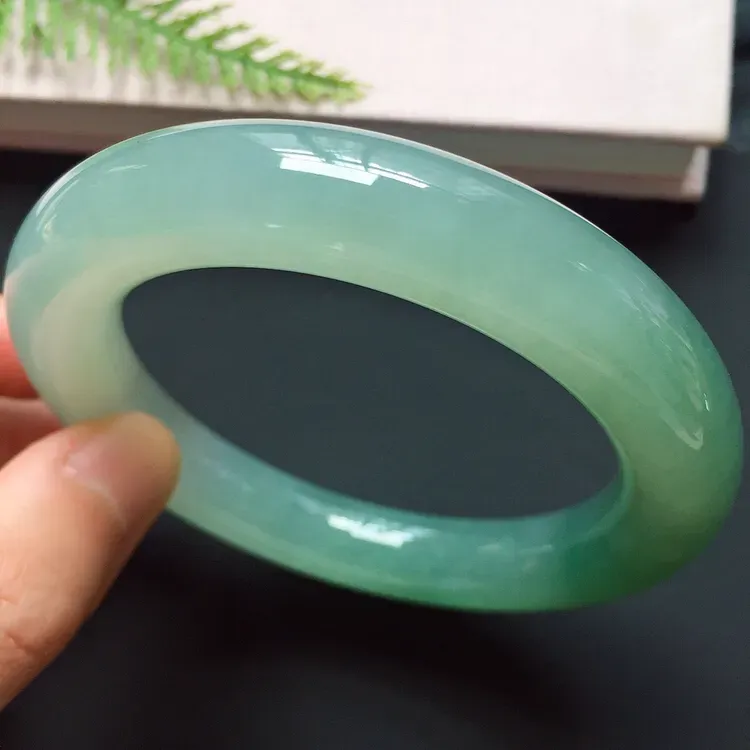 圆条55.5mm，冰种晴绿手镯，冰润起胶，色泽浓郁，韵味独特