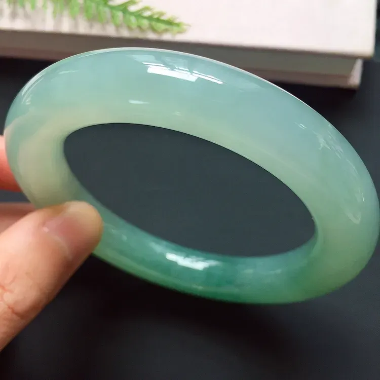圆条55.5mm，冰种晴绿手镯，冰润起胶，色泽浓郁，韵味独特