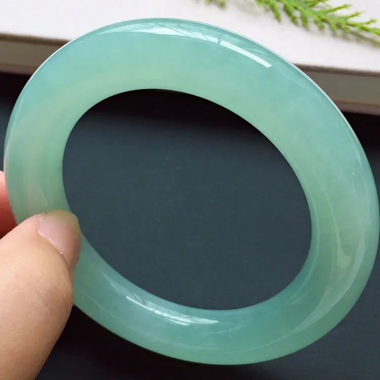 圆条55mm，冰糯种淡蓝绿手镯，冰润饱满，温婉动人