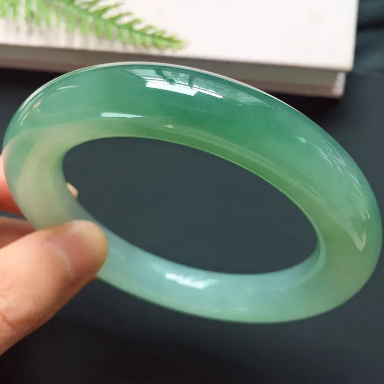圆条55.5mm，冰种晴绿手镯，冰润起胶，色泽浓郁，韵味独特