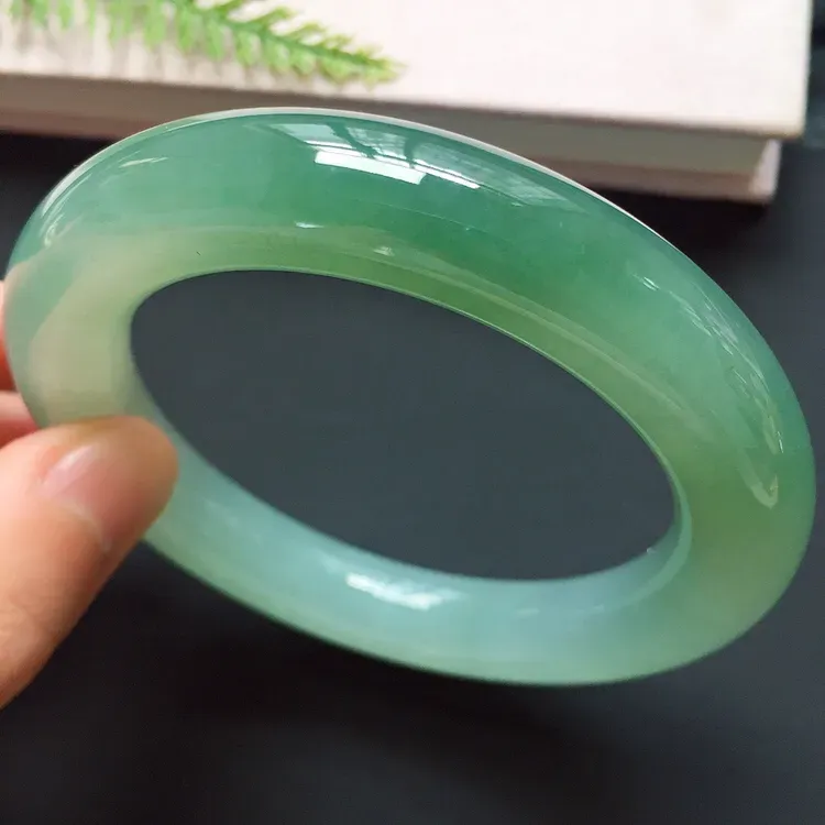 圆条55.5mm，冰种晴绿手镯，冰润起胶，色泽浓郁，韵味独特