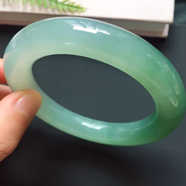 圆条55.5mm，冰种晴绿手镯，冰润起胶，色泽浓郁，韵味独特