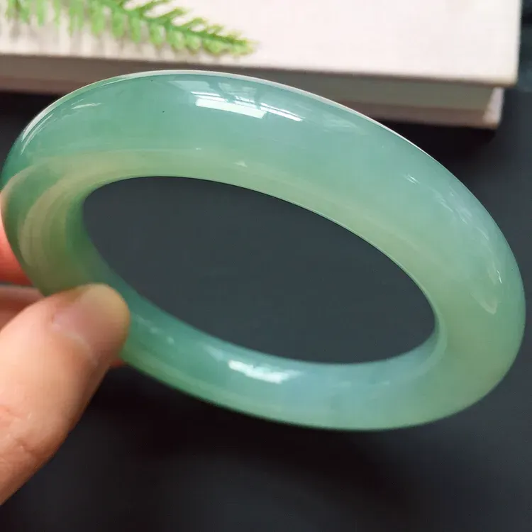 圆条55.5mm，冰种晴绿手镯，冰润起胶，色泽浓郁，韵味独特
