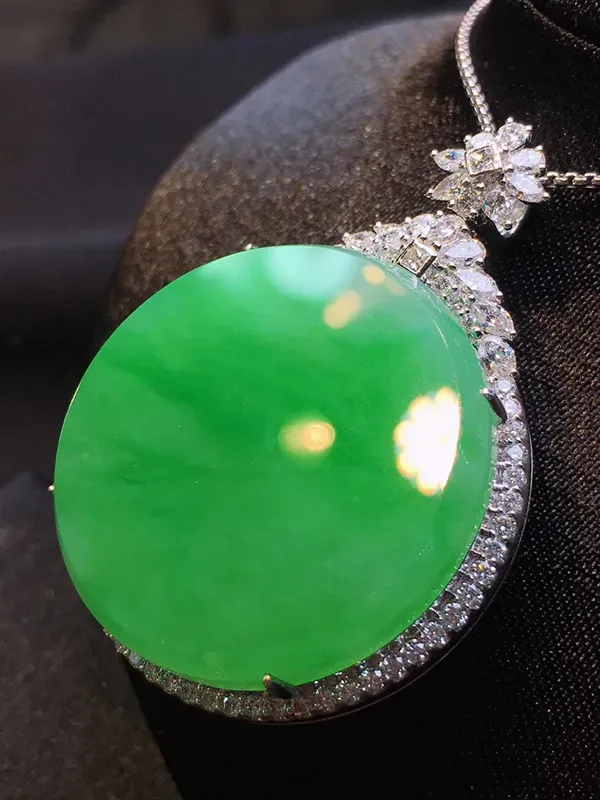 收藏级冰阳绿翡翠大平安扣，有种有色，裸石厚度5.1mm，是平常的两倍厚，整体大件厚装，冰透，款式时常百搭，18k重金豪华镶嵌钻石