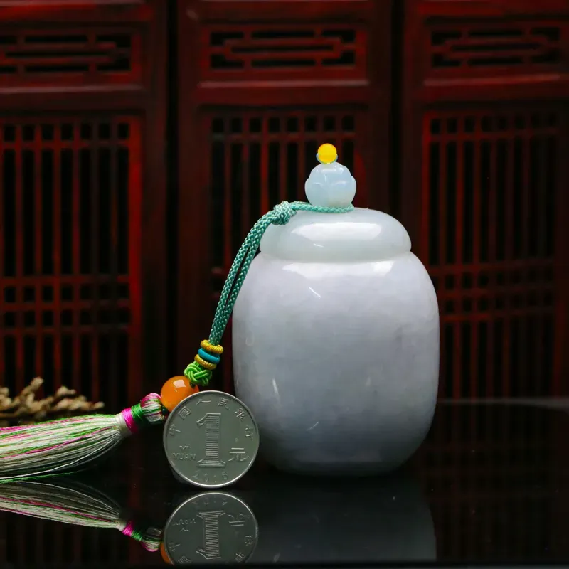 茶罐翡翠小摆件。款式别致，色泽清新，配珠为饰珠，有天然杂质，尺寸：80.3*54.6mm。