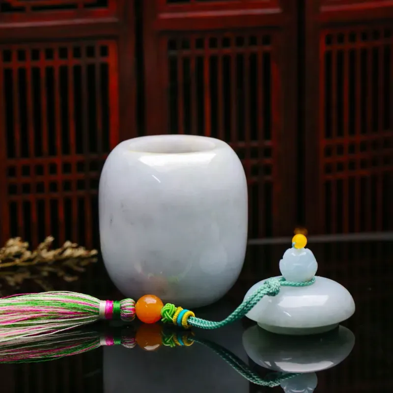 茶罐翡翠小摆件。款式别致，色泽清新，配珠为饰珠，有天然杂质，尺寸：80.3*54.6mm。