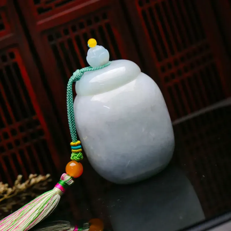 茶罐翡翠小摆件。款式别致，色泽清新，配珠为饰珠，有天然杂质，尺寸：80.3*54.6mm。