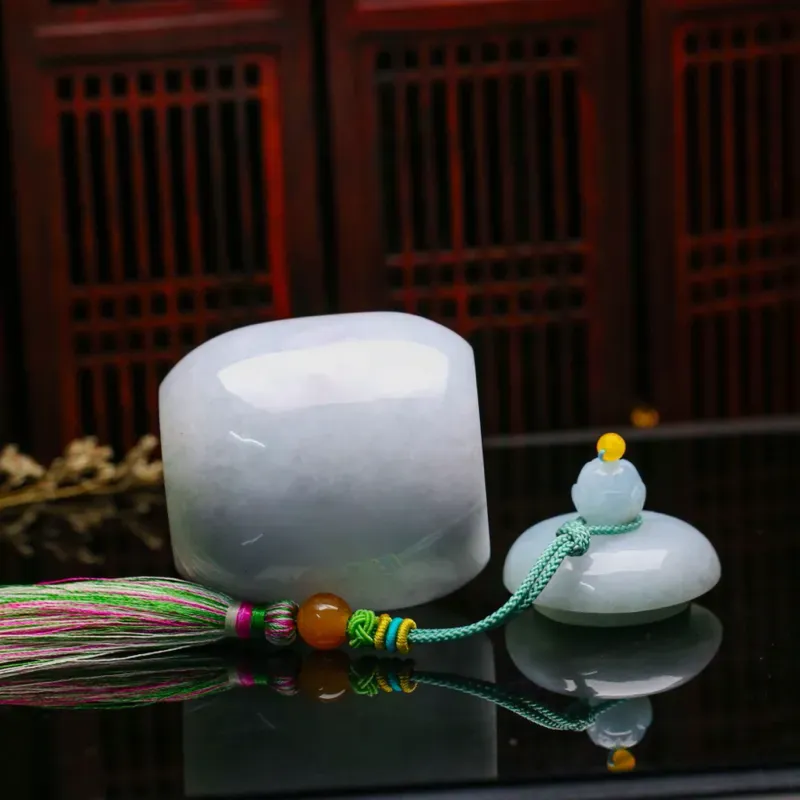 茶罐翡翠小摆件。款式别致，色泽清新，配珠为饰珠，有天然杂质，尺寸：80.3*54.6mm。