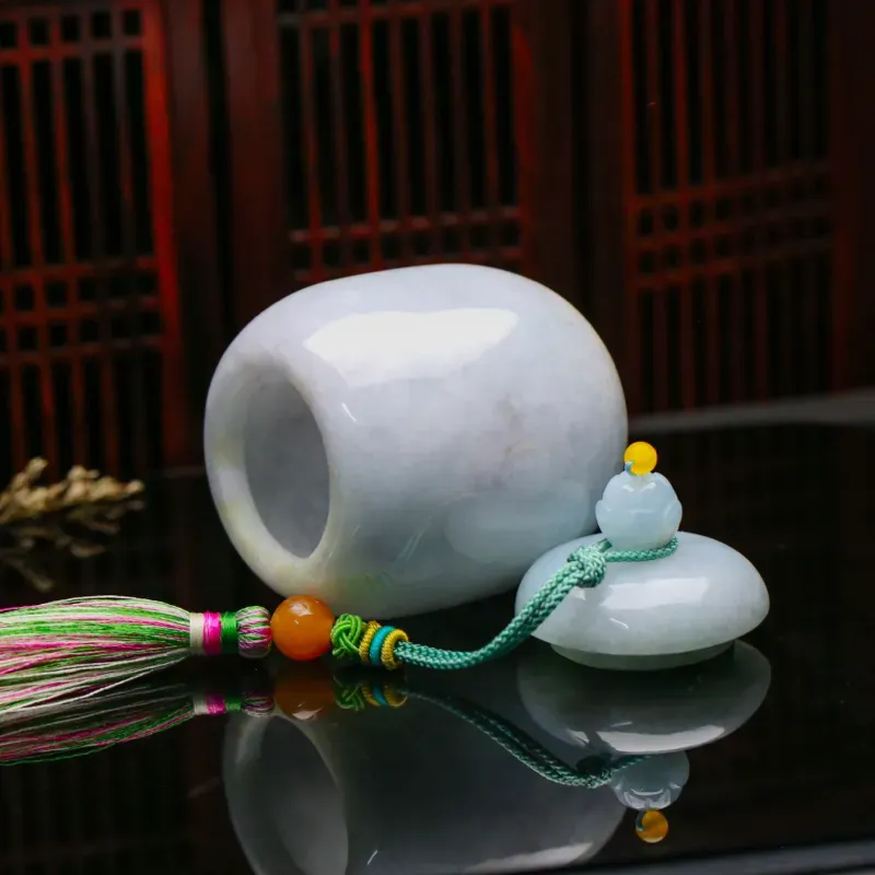 茶罐翡翠小摆件。款式别致，色泽清新，配珠为饰珠，有天然杂质，尺寸：80.3*54.6mm。