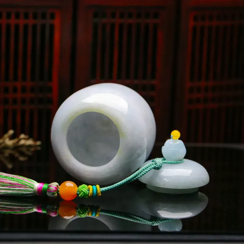 茶罐翡翠小摆件。款式别致，色泽清新，配珠为饰珠，有天然杂质，尺寸：80.3*54.6mm。