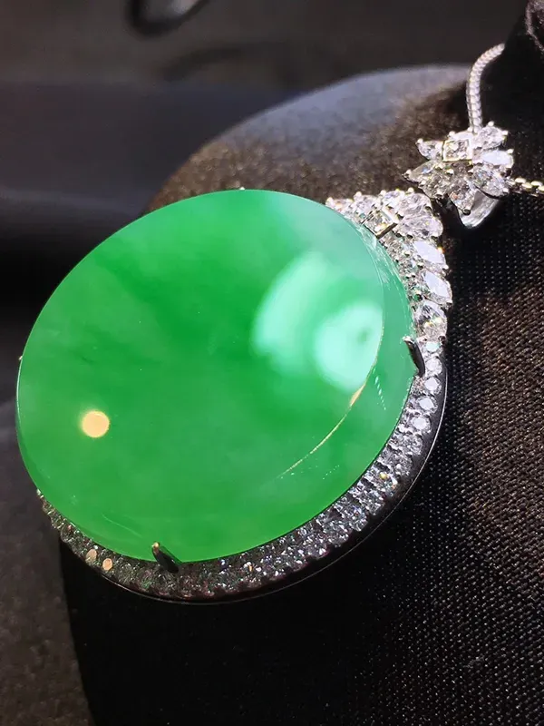 收藏级冰阳绿翡翠大平安扣，有种有色，裸石厚度5.1mm，是平常的两倍厚，整体大件厚装，冰透，款式时常百搭，18k重金豪华镶嵌钻石