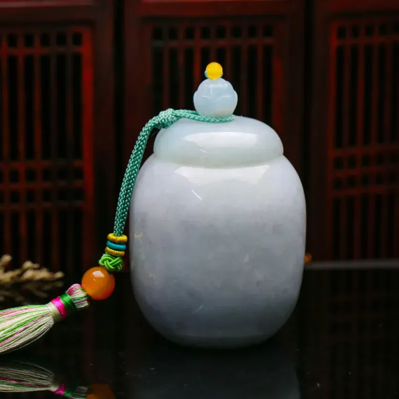 茶罐翡翠小摆件。款式别致，色泽清新，配珠为饰珠，有天然杂质，尺寸：80.3*54.6mm。