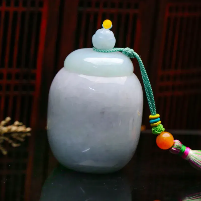 茶罐翡翠小摆件。款式别致，色泽清新，配珠为饰珠，有天然杂质，尺寸：80.3*54.6mm。