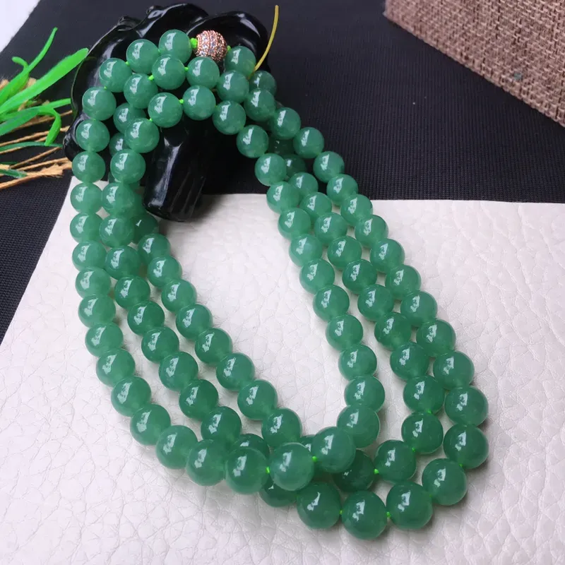 翡翠满色油润油绿圆珠项链，翡翠佛珠玉链，色泽均匀，种老水足，玉质细腻，单珠8mm，共100颗