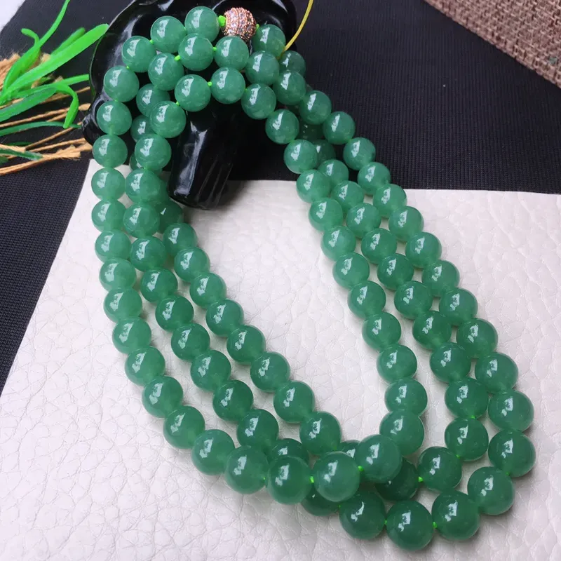 翡翠满色油润油绿圆珠项链，翡翠佛珠玉链，色泽均匀，种老水足，玉质细腻，单珠8mm，共100颗