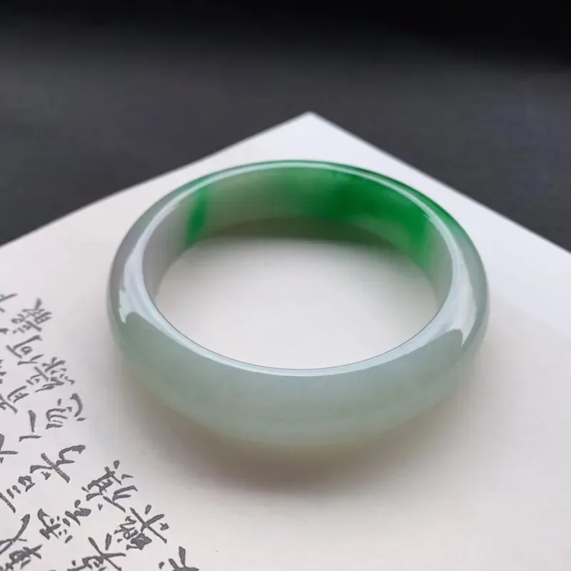 尺寸 56.6*12.9*7.7 糯种飘绿平安镯，品质料，玉质细腻，色泽鲜艳夺目，尽显满满青春活力四射，让人赏心悦目！