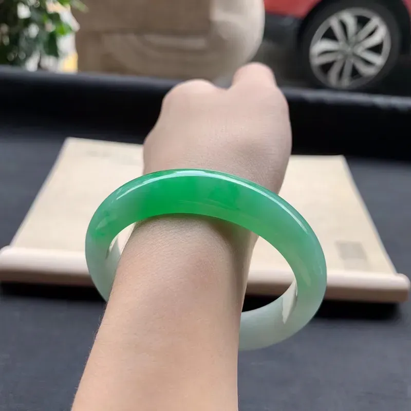 尺寸 56.2*12.8*8.2 糯种飘绿平安镯，品质料，玉质水润欲滴，色泽鲜艳惹眼，上手非常显气质高贵，值得拥有！