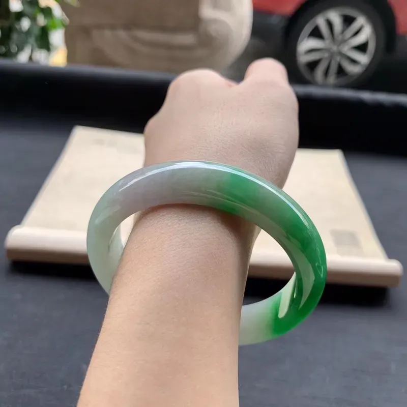 尺寸 56.6*12.9*7.7 糯种飘绿平安镯，品质料，玉质细腻，色泽鲜艳夺目，尽显满满青春活力四射，让人赏心悦目！