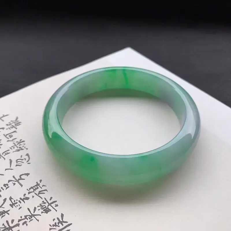 尺寸 59.5*12.7*8.1 糯种飘绿平安镯，品质料，细腻玉质，色泽娇艳欲滴，让人心驰神往，气质高贵典雅大方！